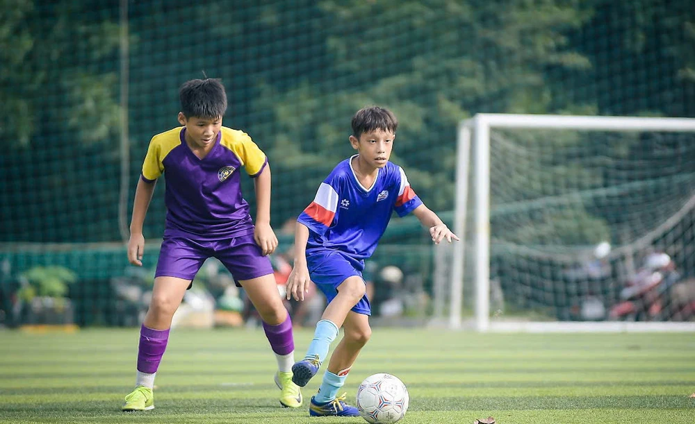 le-hoi-bong-da-cong-dong-va-nghia-cu-dep-sau-san-co (1).jpg