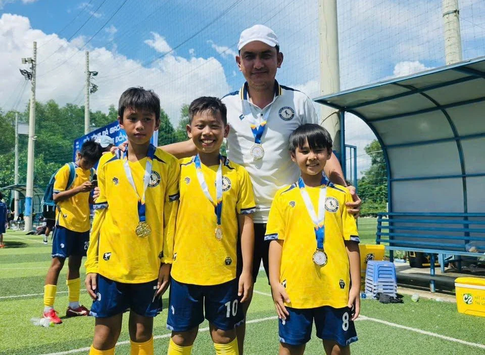 le-hoi-bong-da-cong-dong-va-nghia-cu-dep-sau-san-co (10).jpg