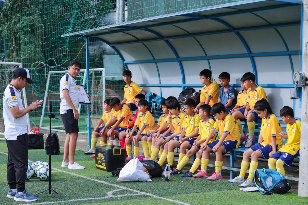 le-hoi-bong-da-cong-dong-va-nghia-cu-dep-sau-san-co (11).jpg