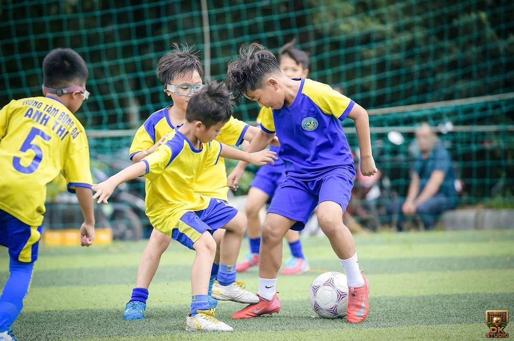 le-hoi-bong-da-cong-dong-va-nghia-cu-dep-sau-san-co (15).jpg