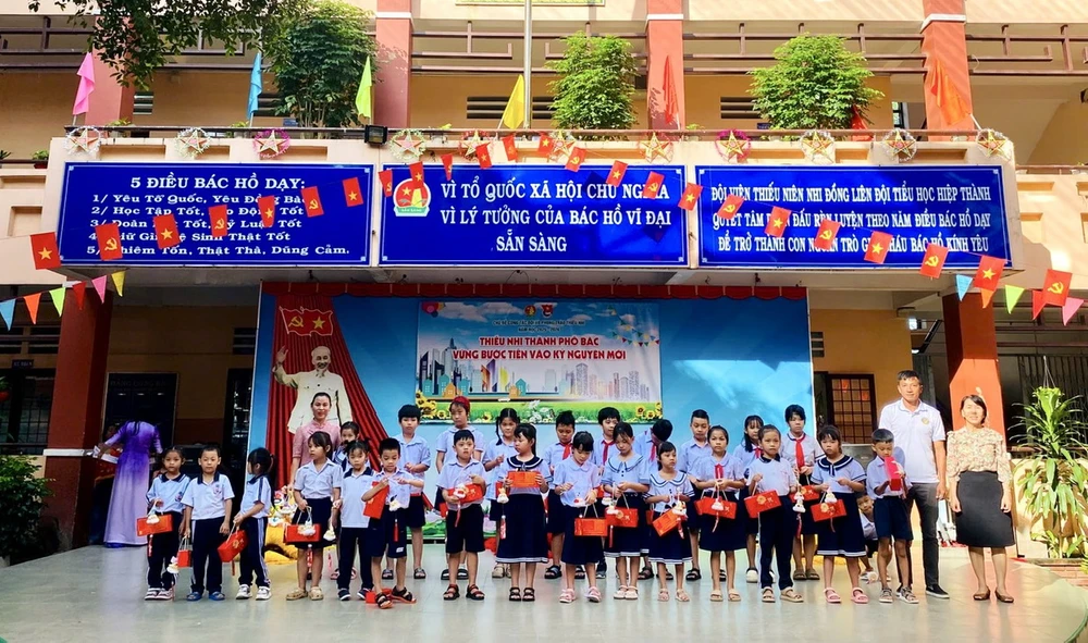 le-hoi-bong-da-cong-dong-va-nghia-cu-dep-sau-san-co (3).jpg