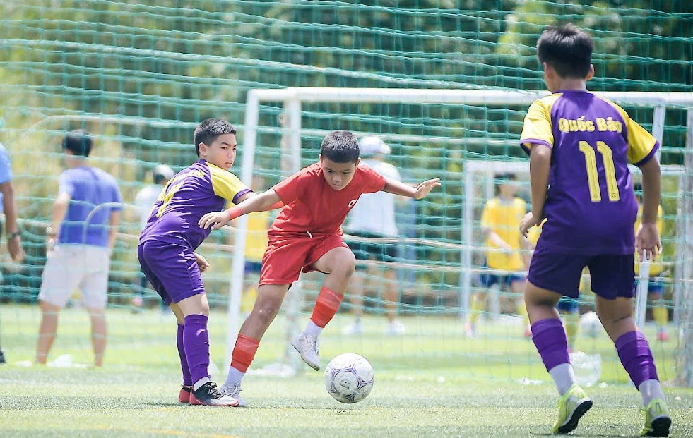 le-hoi-bong-da-cong-dong-va-nghia-cu-dep-sau-san-co (4).jpg