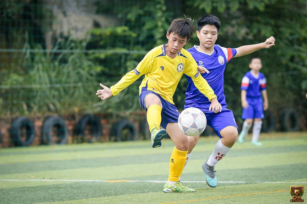 le-hoi-bong-da-cong-dong-va-nghia-cu-dep-sau-san-co (6).jpg