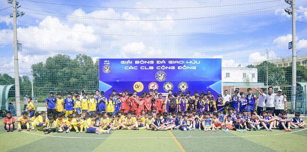 le-hoi-bong-da-cong-dong-va-nghia-cu-dep-sau-san-co (8).jpg