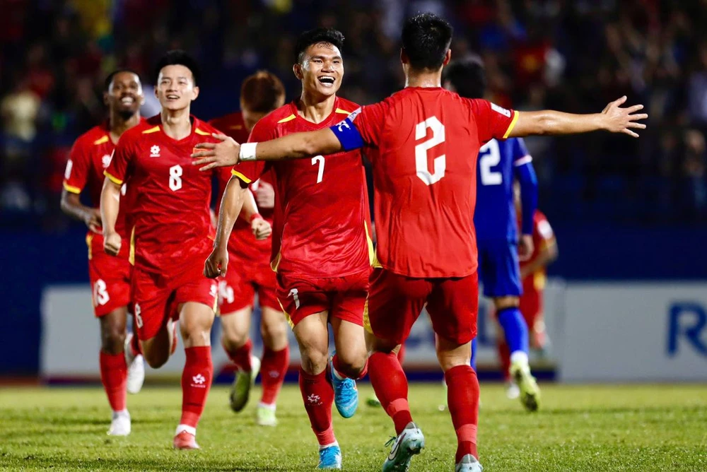 doi-tuyen-viet-nam-vua-canh-tranh-voi-malaysia-vua-cho-fifa (3).jpg