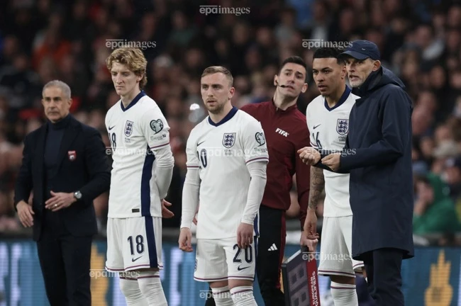 vang-nhieu-ngoi-sao-thay-duc-lam-moi-doi-tuyen-anh-theo-cach-dac-biet (3).jpg