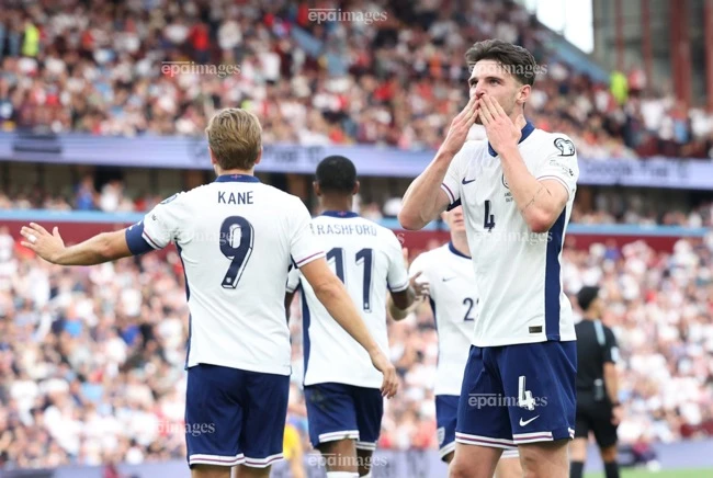 vang-nhieu-ngoi-sao-thay-duc-lam-moi-doi-tuyen-anh-theo-cach-dac-biet (4).jpg