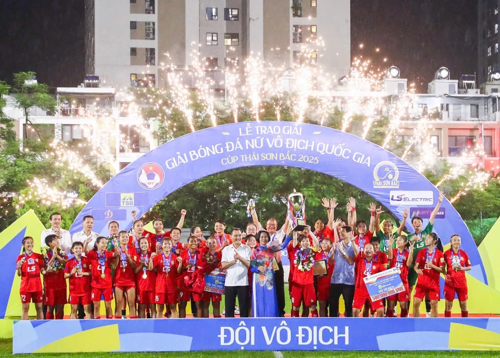 nu-tuyen-thu-thuy-trang-dung-day-manh-me-sau-cu-soc (2).jpg