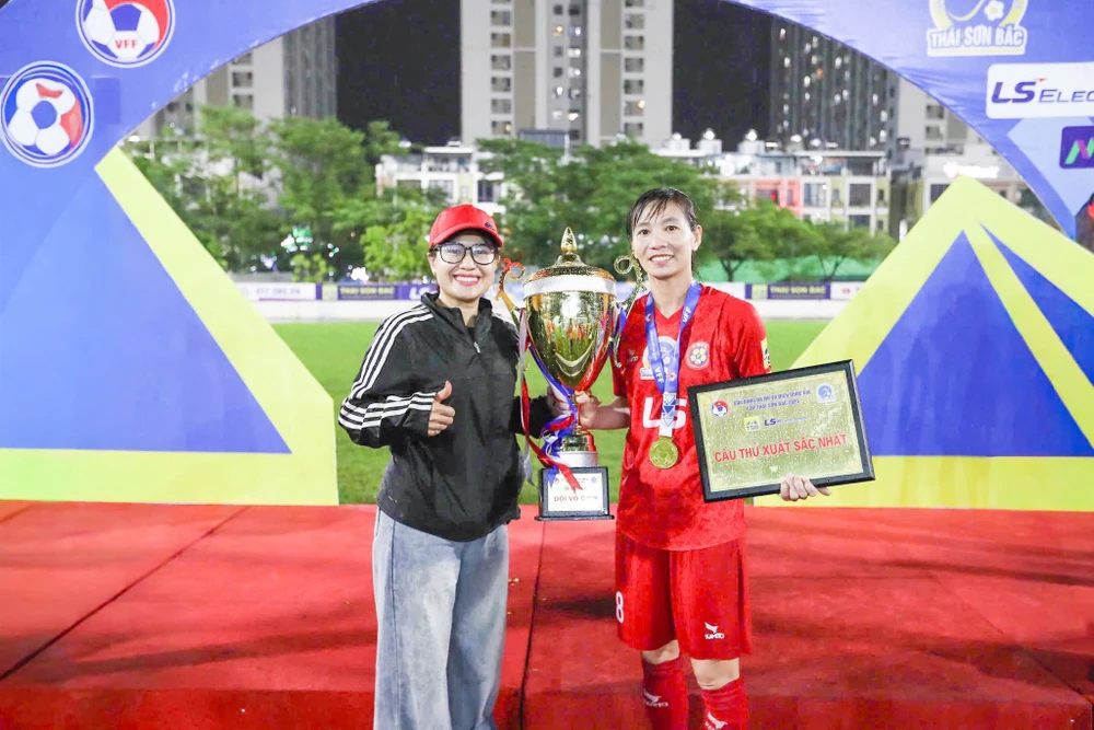 nu-tuyen-thu-thuy-trang-dung-day-manh-me-sau-cu-soc (6).jpg