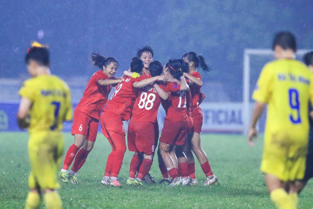 nu-tuyen-thu-thuy-trang-dung-day-manh-me-sau-cu-soc (9).jpg