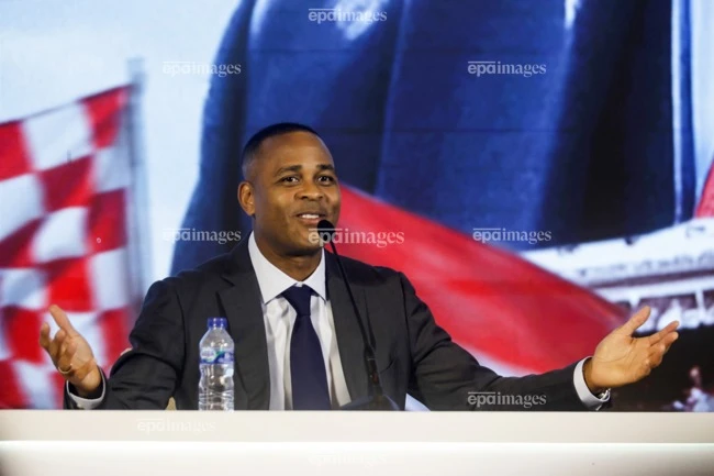 bong-da-indonesia-tra-luong-cho-hlv-kluivert-cao-gap-3-lan-ong-park-hang-seo (1).jpg