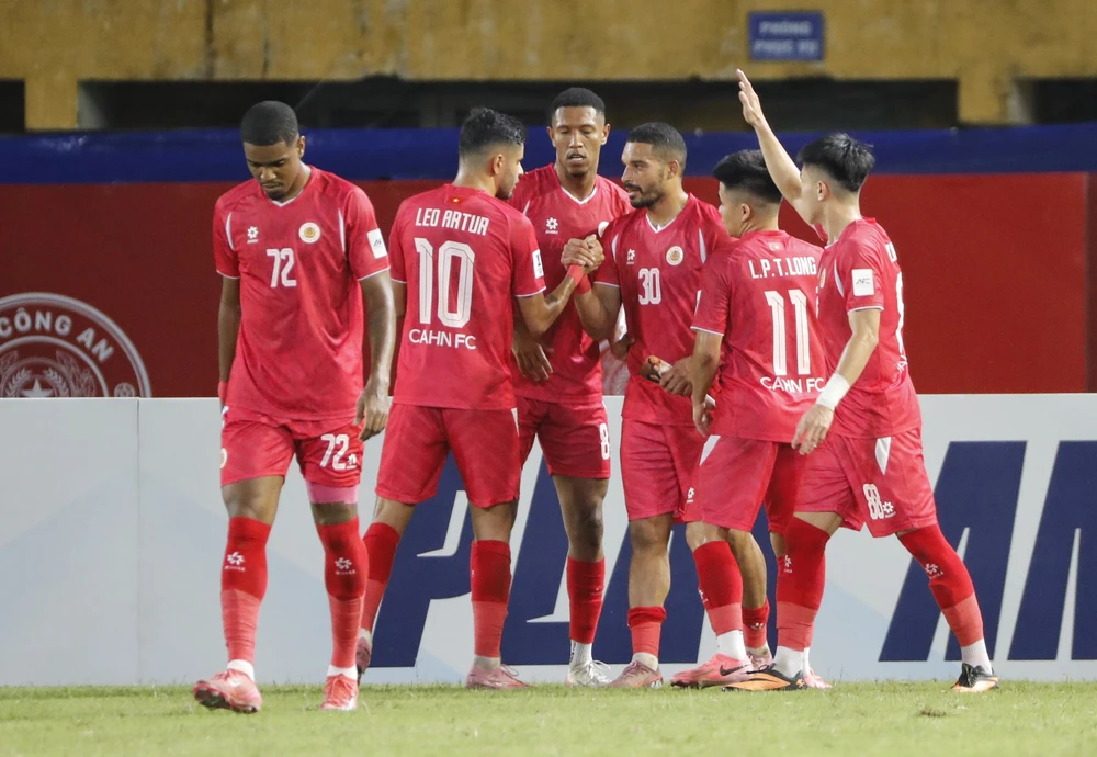 doi-bong-den-tu-uc-macarthur-fc-de-chung-ngoai-binh-cua-clb-cong-an-ha-noi (2).jpg