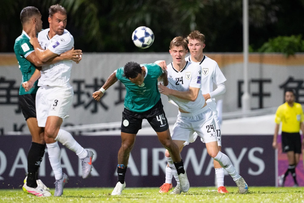 doi-bong-den-tu-uc-macarthur-fc-de-chung-ngoai-binh-cua-clb-cong-an-ha-noi (3).jpg