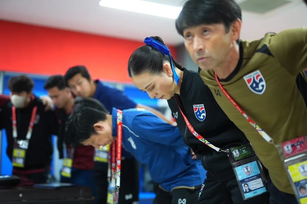 1-ngay-sau-khi-sa-thai-hlv-bong-da-thai-lan-co-thay-moi (1).jpg