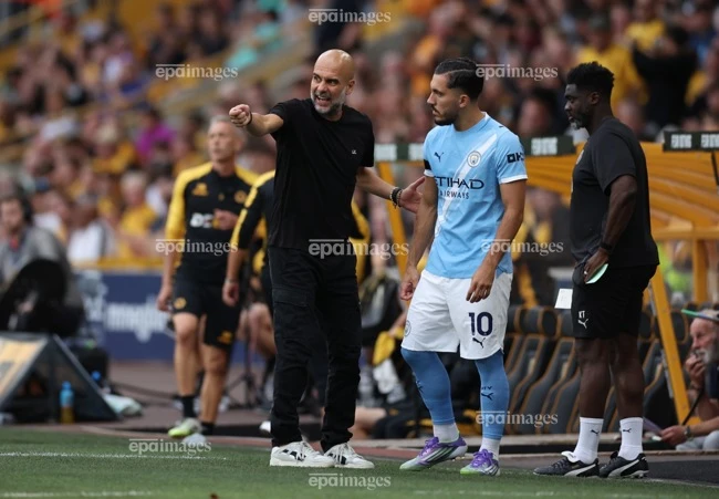 hlv-pep-guardiola-lai-dat-hoc-tro-bernardo-silva-ben-canh-messi (2).jpg