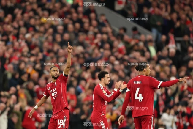 hlv-arne-slot-bat-luc-nhin-duong-kim-vo-dich-liverpool-roi-tu-do (4).jpg