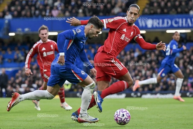 hlv-arne-slot-bat-luc-nhin-duong-kim-vo-dich-liverpool-roi-tu-do (5).jpg