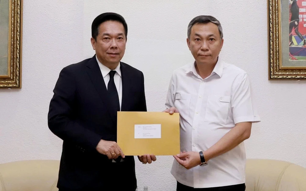 lanh-dao-fat-giai-trinh-su-co-nham-quoc-ky-viet-nam-tai-tru-so-vff (2).jpg