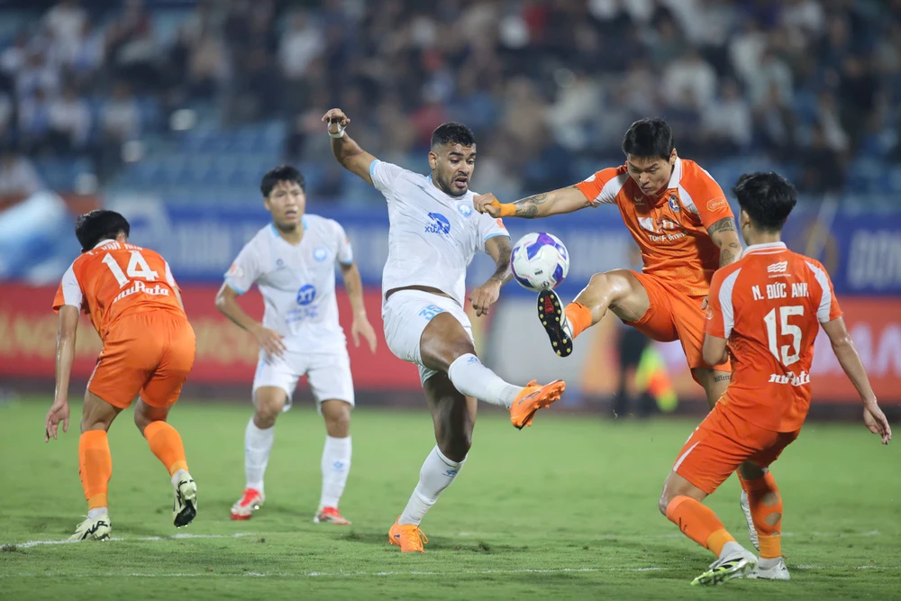 duong-kim-vo-dich-v-league-san-diem-o-pho-nui (1).jpg