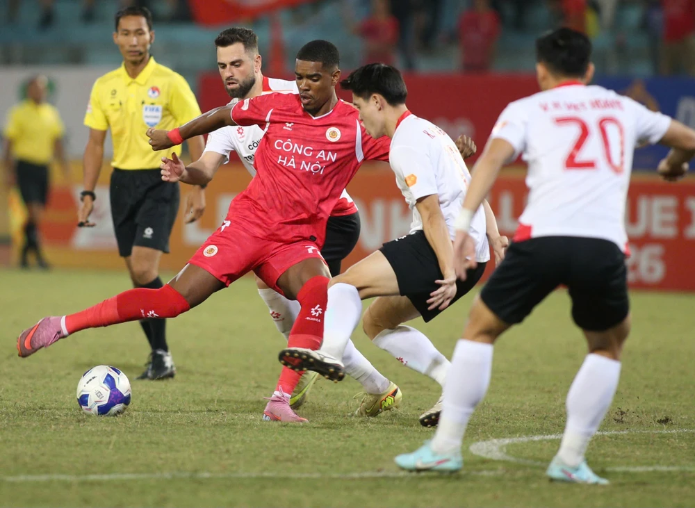 duong-kim-vo-dich-v-league-san-diem-o-pho-nui (2).jpg