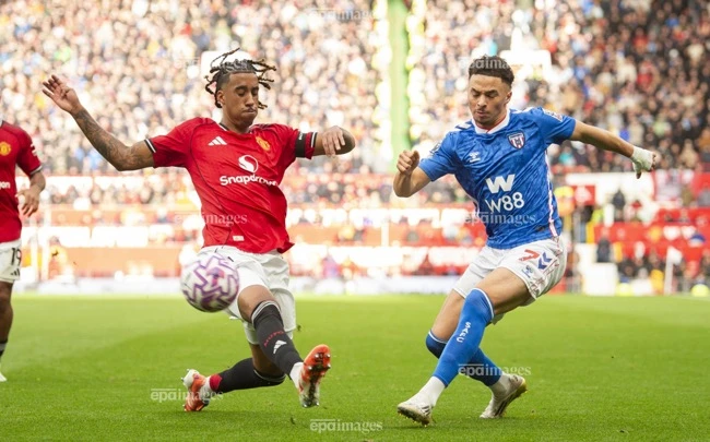 man-united-chuoc-loi-o-san-khach-tottenham (1).jpg