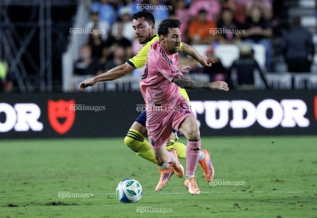 khoanh-khac-ky-dieu-dua-messi-di-vao-lich-su (1).jpg