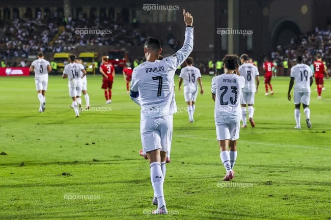 ronaldo-tu-nhan-minh-dep-trai-hon-beckham (7).jpg