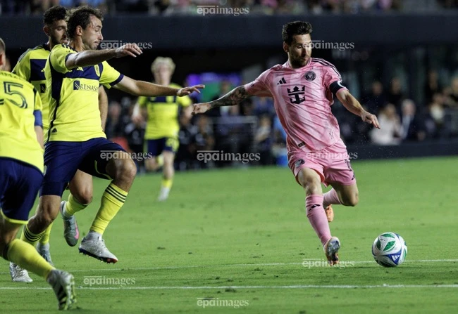 ronaldo-lai-canh-tranh-quyet-liet-voi-messi (6).jpg