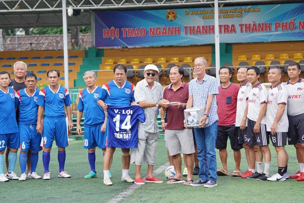 tieu-gia-ho-van-loi-di-roi (1).jpg