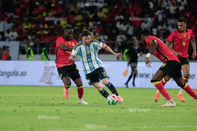 messi-lai-no-sung-sap-cham-moc-900-ban-thang (2).jpg