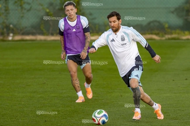 messi-lai-no-sung-sap-cham-moc-900-ban-thang (3).jpg