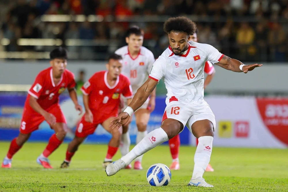 nguyen-xuan-son-xuat-sac-nhat-hlv-kim-sang-sik-noi-thang-ve-tuyen-viet-nam (2).jpg