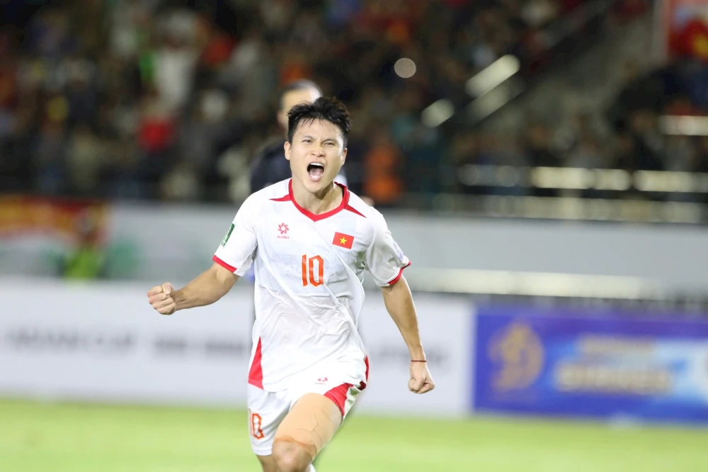 nguyen-xuan-son-xuat-sac-nhat-hlv-kim-sang-sik-noi-thang-ve-tuyen-viet-nam (4).jpg