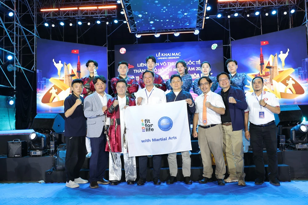 ruc-ro-sac-mau-lien-hoan-vo-thuat-quoc-te-tp-hcm (13).JPG