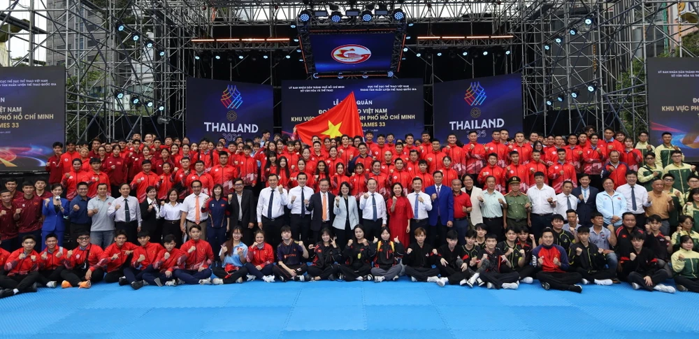 ruc-ro-sac-mau-lien-hoan-vo-thuat-quoc-te-tp-hcm (19).jpg