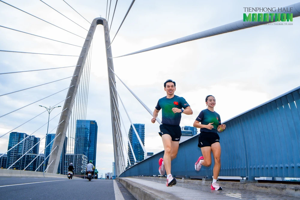 nguoi-dep-tren-duong-chay-tien-phong-half-marathon-2025 (7).jpg