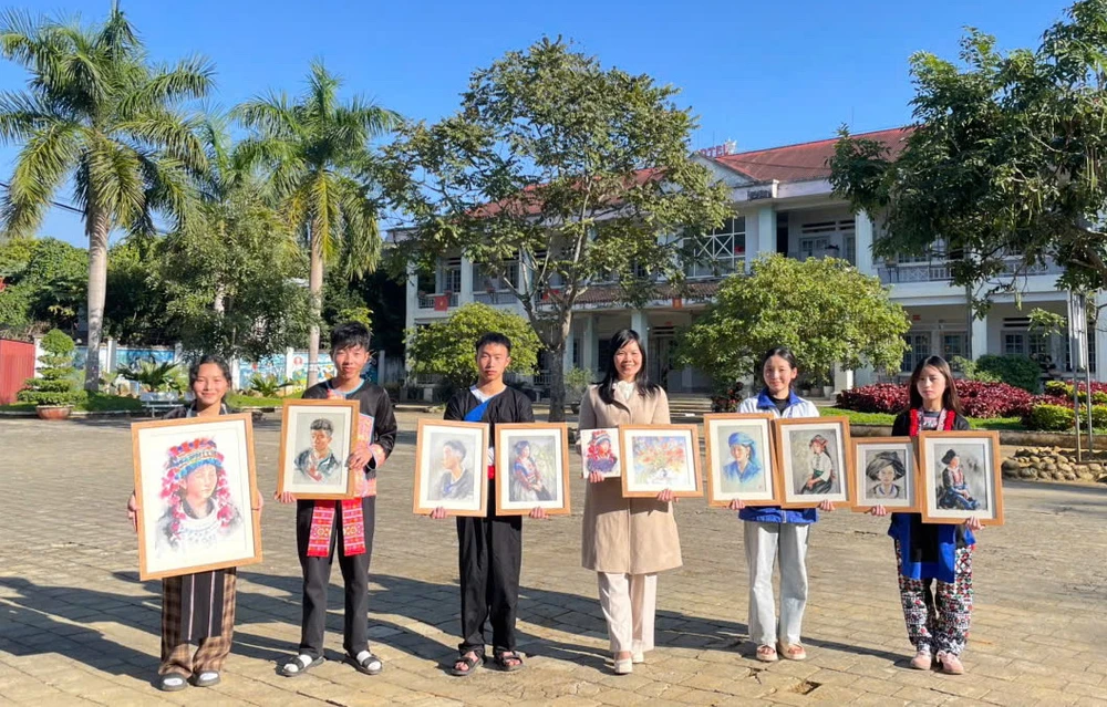 hoa-si-thu-ha-hoi-sinh-ky-uc-cua-nhung-anh-mat-vung-cao (7).jpg