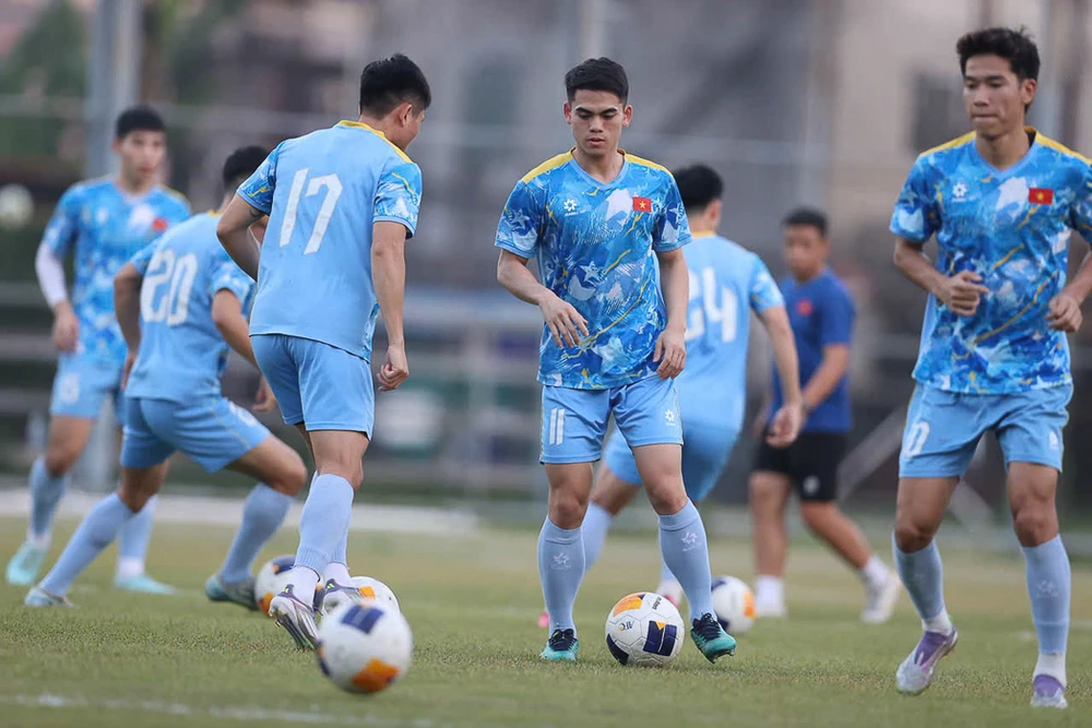 u-22-viet-nam-va-doi-thu-lon-malaysia-nan-gan-nhau (2).jpg