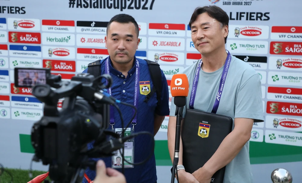 hlv-kim-sang-sik-tung-doi-hinh-manh-nhat-de-thang-dam-lao (2).jpg