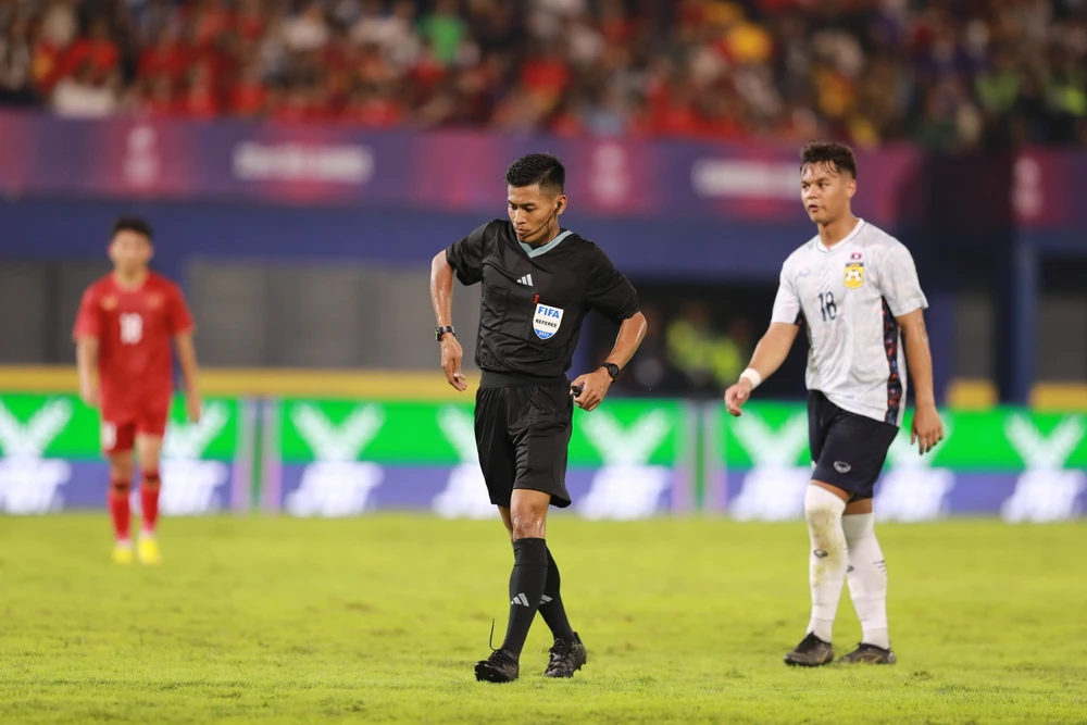 hlv-kim-sang-sik-tung-doi-hinh-manh-nhat-de-thang-dam-lao (4).jpg