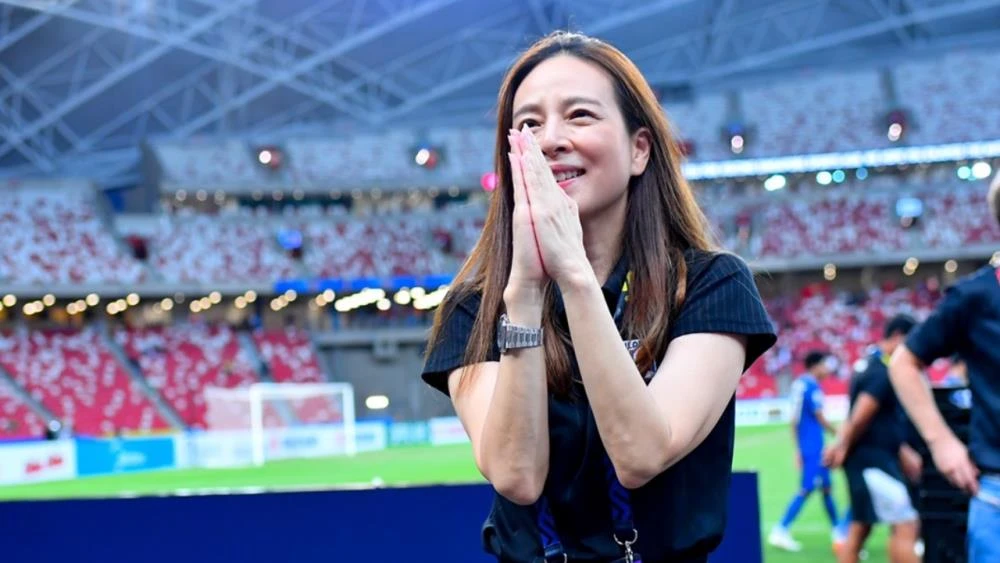 nu-chu-tich-xinh-dep-choi-doc-va-dep-voi-u-22-thai-lan (1).png