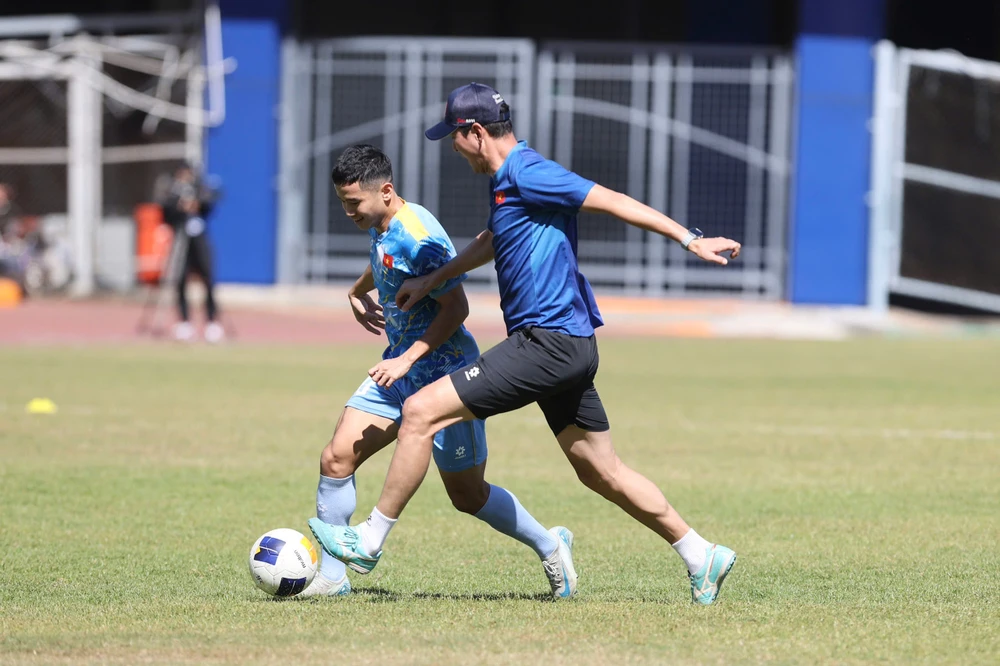 hlv-kim-sang-sik-tran-thua-malaysia-0-4-giup-cau-thu-tre-viet-nam-manh-me-hon (1).jpg