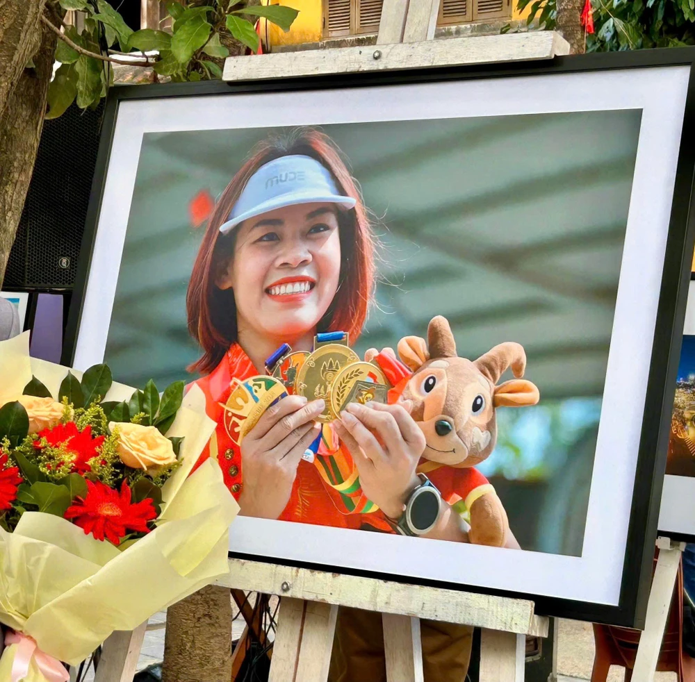 nu-hoang-di-bo-thanh-phuc-ngat-xiu-tren-duong-dua-va-loi-tri-an-cam-dong (2).jpg