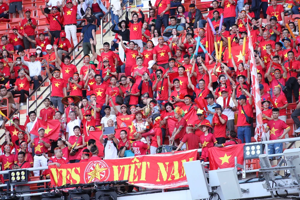 thu-tuong-chinh-phu-tang-bang-khen-cho-hlv-kim-sang-sik-va-cac-cong-su (2).jpg