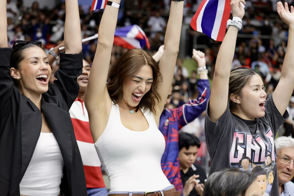 hlv-tuyen-viet-nam-vi-von-nhung-co-gai-chan-dai-nhu-ronaldo (4).jpg