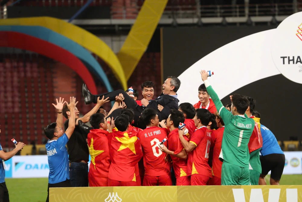 bong-da-viet-nam-con-lau-moi-duoi-kip-thai-lan-ve-ngoi-vua-sea-games (1).jpg
