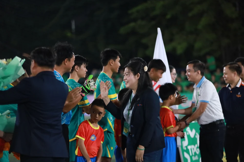 hlv-louis-nguyen-mat-tay-voi-ngoi-vua-ngoan-muc-cua-ctg-binh-dinh (1).jpg