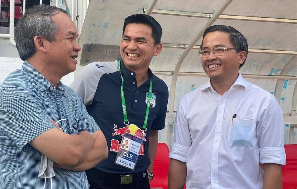 bau-duc-ong-gia-noel-hon-20-nam-cho-khong-cau-thu-va-giac-mo-bong-da-viet-ben-vung (12).jpg