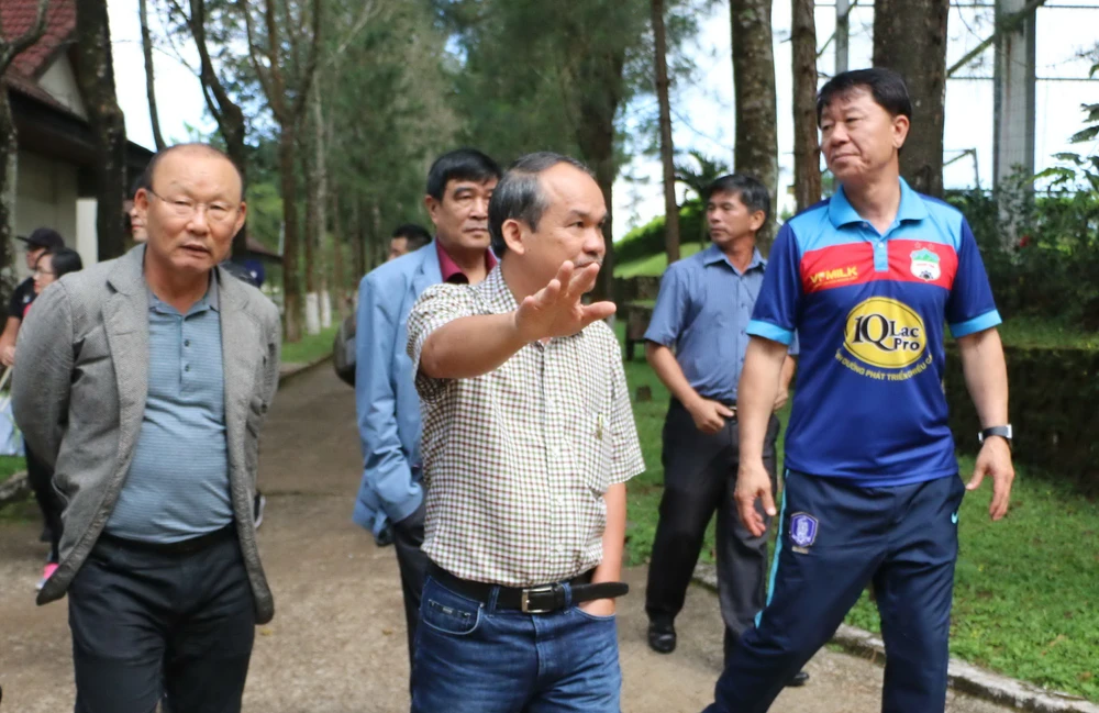 bau-duc-ong-gia-noel-hon-20-nam-cho-khong-cau-thu-va-giac-mo-bong-da-viet-ben-vung (9).jpg