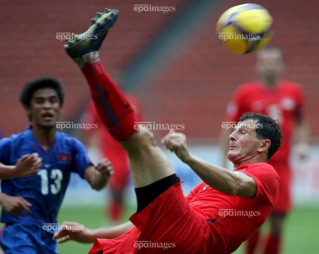 ghi-ban-khung-khiep-ronaldo-van-kem-ky-luc-cua-cau-thu-singapore (3).jpg